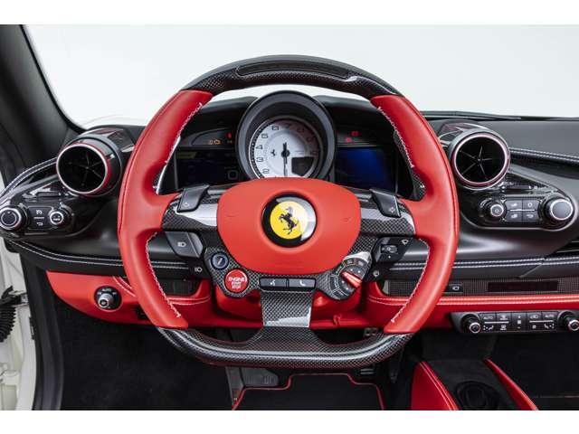 F8スパイダー F1 DCT Bianco Avus / Rosso フロントサスペンションリフト、フェラーリエンブレム、バックカメラカーボンドライバーゾーン、カーボンダッシュボード、カーボンセンターコンソール、カーボンドアハンドル(5枚目)