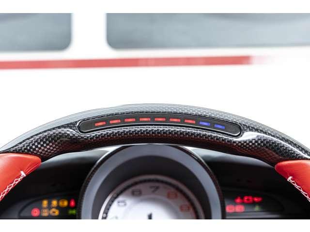 F8スパイダー F1 DCT Bianco Avus / Rosso フロントサスペンションリフト、フェラーリエンブレム、バックカメラカーボンドライバーゾーン、カーボンダッシュボード、カーボンセンターコンソール、カーボンドアハンドル(6枚目)