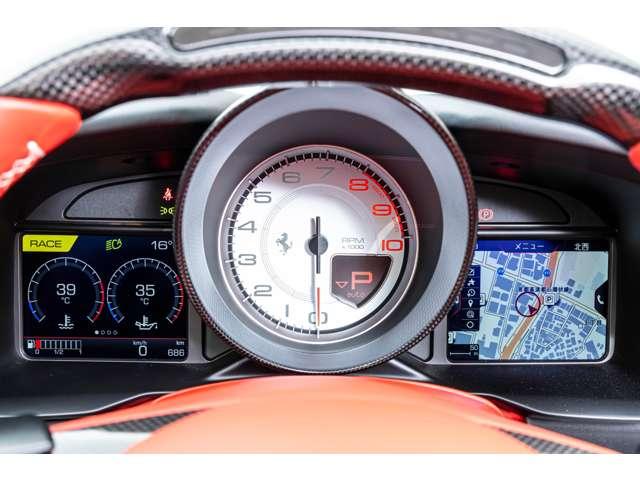 F8スパイダー F1 DCT Bianco Avus / Rosso フロントサスペンションリフト、フェラーリエンブレム、バックカメラカーボンドライバーゾーン、カーボンダッシュボード、カーボンセンターコンソール、カーボンドアハンドル(7枚目)