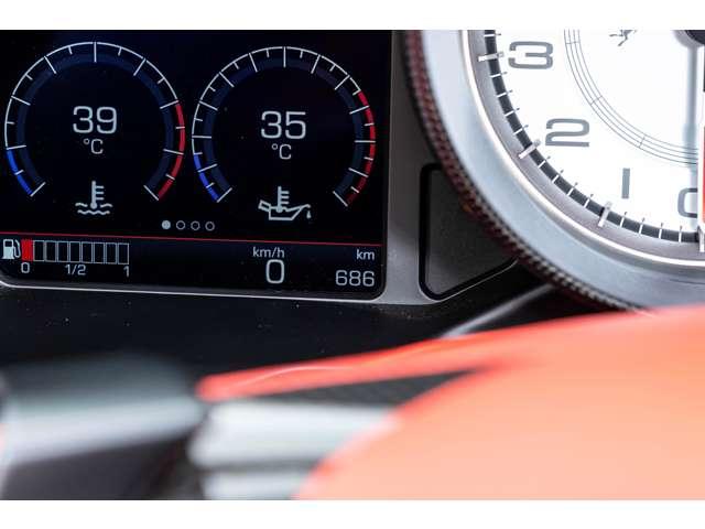 F8スパイダー F1 DCT Bianco Avus / Rosso フロントサスペンションリフト、フェラーリエンブレム、バックカメラカーボンドライバーゾーン、カーボンダッシュボード、カーボンセンターコンソール、カーボンドアハンドル(9枚目)