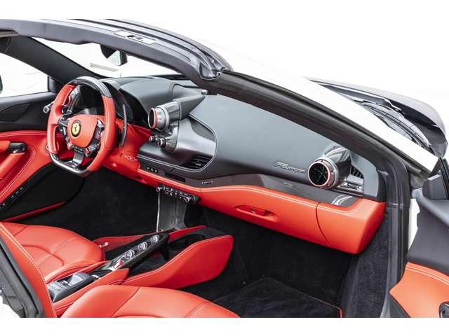 F8スパイダー F1 DCT Bianco Avus / Rosso フロントサスペンションリフト、フェラーリエンブレム、バックカメラカーボンドライバーゾーン、カーボンダッシュボード、カーボンセンターコンソール、カーボンドアハンドル(10枚目)