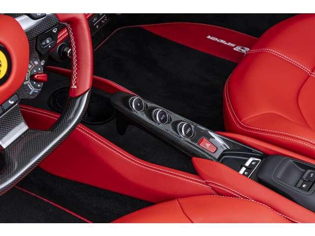 F8スパイダー F1 DCT Bianco Avus / Rosso フロントサスペンションリフト、フェラーリエンブレム、バックカメラカーボンドライバーゾーン、カーボンダッシュボード、カーボンセンターコンソール、カーボンドアハンドル(11枚目)