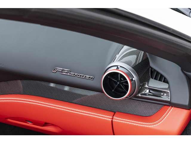 F8スパイダー F1 DCT Bianco Avus / Rosso フロントサスペンションリフト、フェラーリエンブレム、バックカメラカーボンドライバーゾーン、カーボンダッシュボード、カーボンセンターコンソール、カーボンドアハンドル(12枚目)