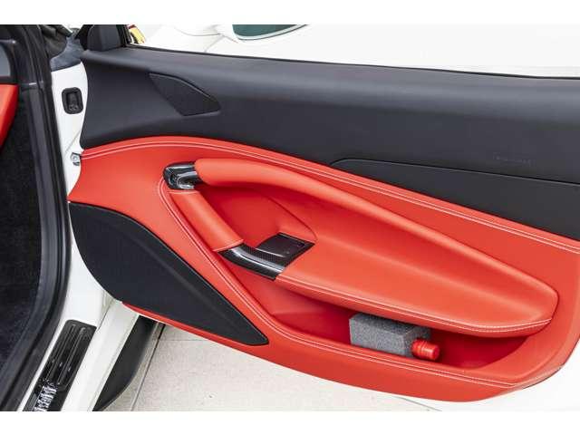 F8スパイダー F1 DCT Bianco Avus / Rosso フロントサスペンションリフト、フェラーリエンブレム、バックカメラカーボンドライバーゾーン、カーボンダッシュボード、カーボンセンターコンソール、カーボンドアハンドル(13枚目)