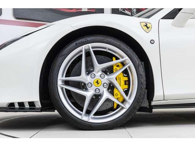 F8スパイダー F1 DCT Bianco Avus / Rosso フロントサスペンションリフト、フェラーリエンブレム、バックカメラカーボンドライバーゾーン、カーボンダッシュボード、カーボンセンターコンソール、カーボンドアハンドル(15枚目)