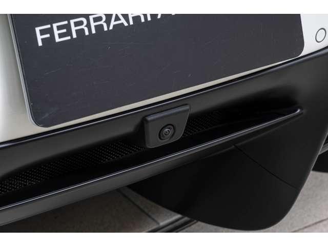 F8スパイダー F1 DCT Bianco Avus / Rosso フロントサスペンションリフト、フェラーリエンブレム、バックカメラカーボンドライバーゾーン、カーボンダッシュボード、カーボンセンターコンソール、カーボンドアハンドル(16枚目)