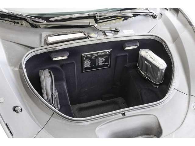 F8スパイダー F1 DCT Bianco Avus / Rosso フロントサスペンションリフト、フェラーリエンブレム、バックカメラカーボンドライバーゾーン、カーボンダッシュボード、カーボンセンターコンソール、カーボンドアハンドル(17枚目)