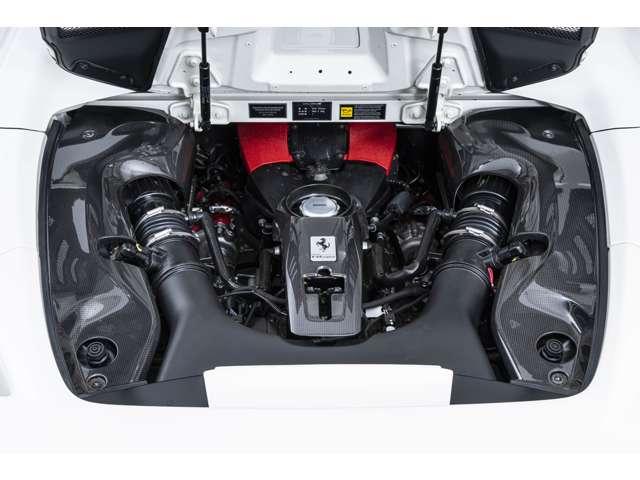 F8スパイダー F1 DCT Bianco Avus / Rosso フロントサスペンションリフト、フェラーリエンブレム、バックカメラカーボンドライバーゾーン、カーボンダッシュボード、カーボンセンターコンソール、カーボンドアハンドル(18枚目)