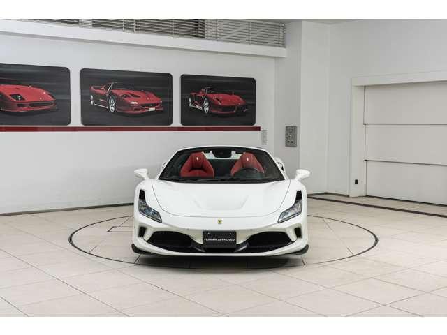 F8スパイダー F1 DCT Bianco Avus / Rosso フロントサスペンションリフト、フェラーリエンブレム、バックカメラカーボンドライバーゾーン、カーボンダッシュボード、カーボンセンターコンソール、カーボンドアハンドル(23枚目)