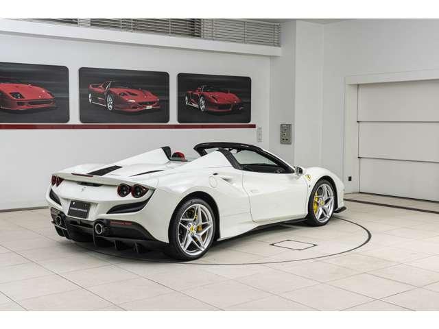 F8スパイダー F1 DCT Bianco Avus / Rosso フロントサスペンションリフト、フェラーリエンブレム、バックカメラカーボンドライバーゾーン、カーボンダッシュボード、カーボンセンターコンソール、カーボンドアハンドル(26枚目)