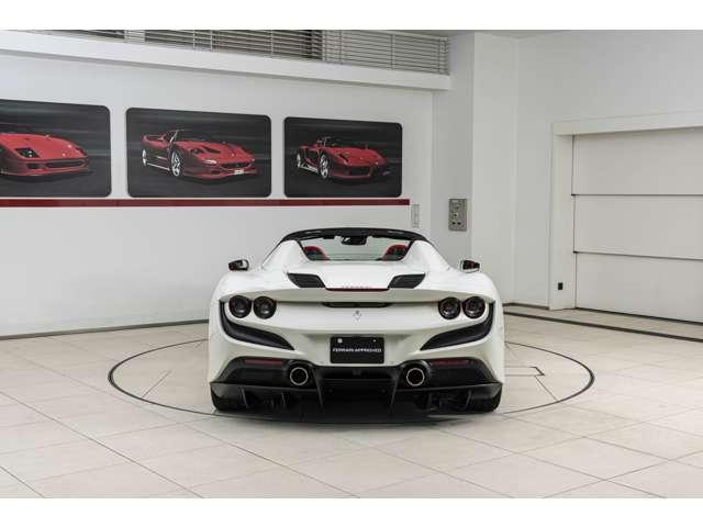 F8スパイダー F1 DCT Bianco Avus / Rosso フロントサスペンションリフト、フェラーリエンブレム、バックカメラカーボンドライバーゾーン、カーボンダッシュボード、カーボンセンターコンソール、カーボンドアハンドル(27枚目)