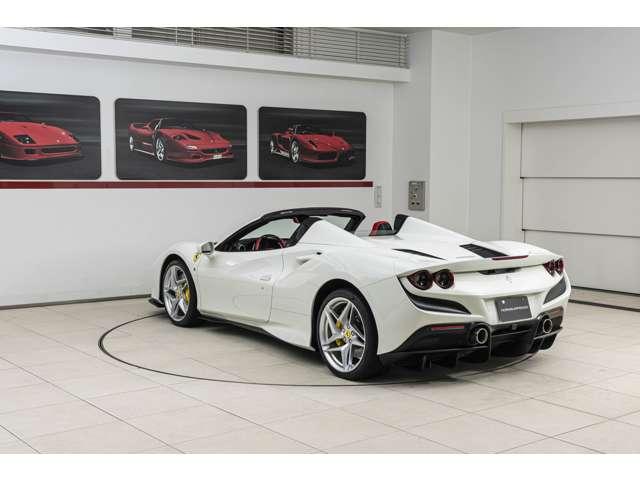 F8スパイダー F1 DCT Bianco Avus / Rosso フロントサスペンションリフト、フェラーリエンブレム、バックカメラカーボンドライバーゾーン、カーボンダッシュボード、カーボンセンターコンソール、カーボンドアハンドル(28枚目)