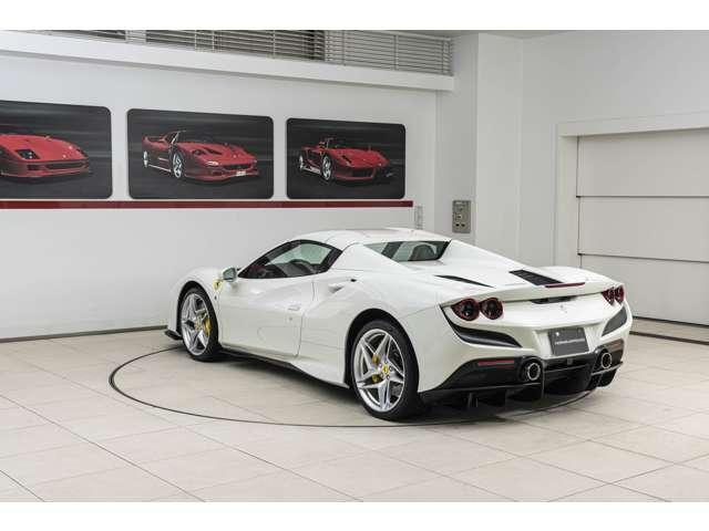 F8スパイダー F1 DCT Bianco Avus / Rosso フロントサスペンションリフト、フェラーリエンブレム、バックカメラカーボンドライバーゾーン、カーボンダッシュボード、カーボンセンターコンソール、カーボンドアハンドル(29枚目)