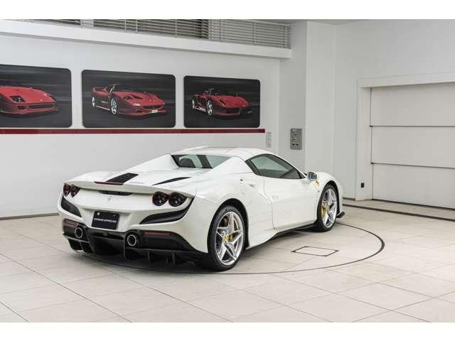 F8スパイダー F1 DCT Bianco Avus / Rosso フロントサスペンションリフト、フェラーリエンブレム、バックカメラカーボンドライバーゾーン、カーボンダッシュボード、カーボンセンターコンソール、カーボンドアハンドル(30枚目)