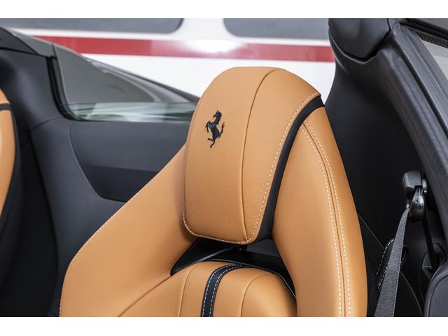 812GTS F1 DCT Grigio Scuro / Cuoio フロントサスペンションリフト、フェラーリエンブレム、ADASパッケージ、サラウンドビューカメラ、カーボンドライバーゾーン、TDFデザイン鍛造スポーツホイール(3枚目)