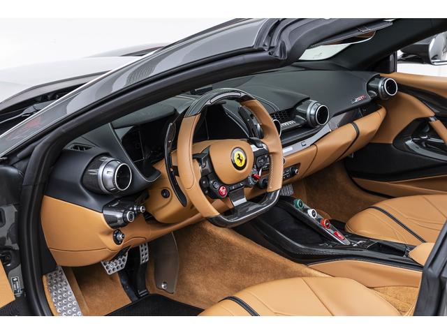 812GTS F1 DCT Grigio Scuro / Cuoio フロントサスペンションリフト、フェラーリエンブレム、ADASパッケージ、サラウンドビューカメラ、カーボンドライバーゾーン、TDFデザイン鍛造スポーツホイール(4枚目)