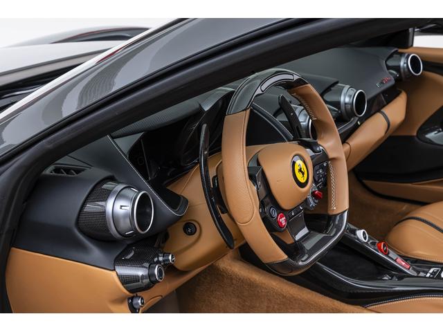 812GTS F1 DCT Grigio Scuro / Cuoio フロントサスペンションリフト、フェラーリエンブレム、ADASパッケージ、サラウンドビューカメラ、カーボンドライバーゾーン、TDFデザイン鍛造スポーツホイール(5枚目)