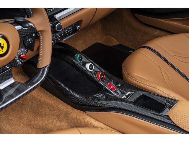 812GTS F1 DCT Grigio Scuro / Cuoio フロントサスペンションリフト、フェラーリエンブレム、ADASパッケージ、サラウンドビューカメラ、カーボンドライバーゾーン、TDFデザイン鍛造スポーツホイール(11枚目)