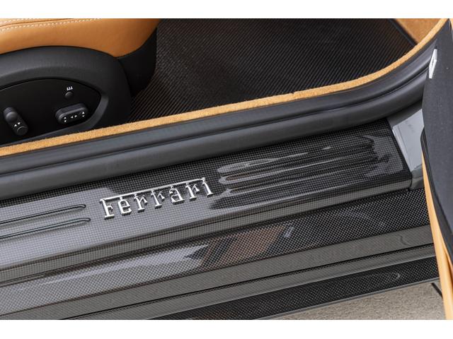 812GTS F1 DCT Grigio Scuro / Cuoio フロントサスペンションリフト、フェラーリエンブレム、ADASパッケージ、サラウンドビューカメラ、カーボンドライバーゾーン、TDFデザイン鍛造スポーツホイール(13枚目)