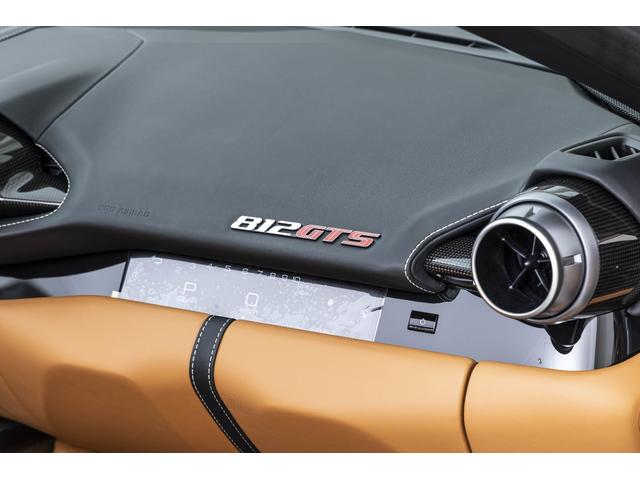 812GTS F1 DCT Grigio Scuro / Cuoio フロントサスペンションリフト、フェラーリエンブレム、ADASパッケージ、サラウンドビューカメラ、カーボンドライバーゾーン、TDFデザイン鍛造スポーツホイール(14枚目)