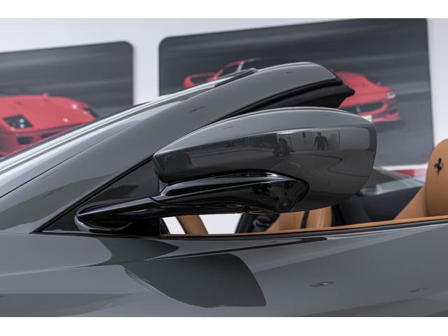 812GTS F1 DCT Grigio Scuro / Cuoio フロントサスペンションリフト、フェラーリエンブレム、ADASパッケージ、サラウンドビューカメラ、カーボンドライバーゾーン、TDFデザイン鍛造スポーツホイール(21枚目)