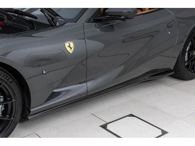 812GTS F1 DCT Grigio Scuro / Cuoio フロントサスペンションリフト、フェラーリエンブレム、ADASパッケージ、サラウンドビューカメラ、カーボンドライバーゾーン、TDFデザイン鍛造スポーツホイール(23枚目)