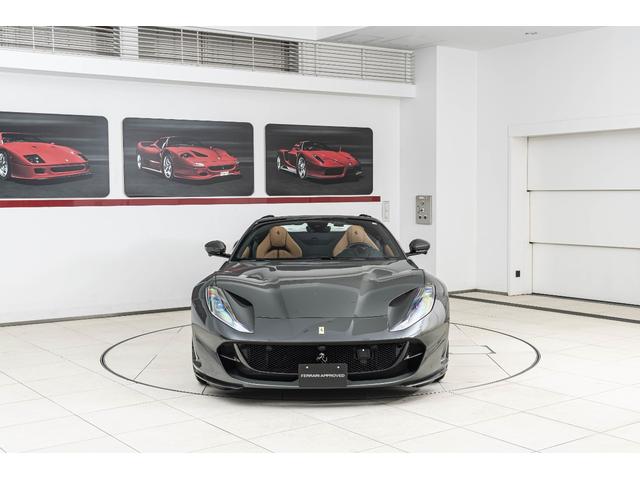 812GTS F1 DCT Grigio Scuro / Cuoio フロントサスペンションリフト、フェラーリエンブレム、ADASパッケージ、サラウンドビューカメラ、カーボンドライバーゾーン、TDFデザイン鍛造スポーツホイール(32枚目)