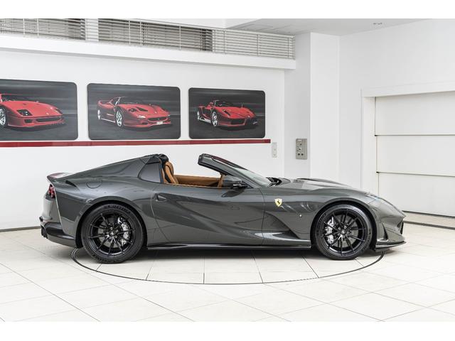 812GTS F1 DCT Grigio Scuro / Cuoio フロントサスペンションリフト、フェラーリエンブレム、ADASパッケージ、サラウンドビューカメラ、カーボンドライバーゾーン、TDFデザイン鍛造スポーツホイール(34枚目)