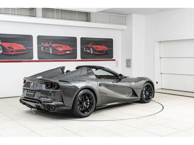 812GTS F1 DCT Grigio Scuro / Cuoio フロントサスペンションリフト、フェラーリエンブレム、ADASパッケージ、サラウンドビューカメラ、カーボンドライバーゾーン、TDFデザイン鍛造スポーツホイール(35枚目)