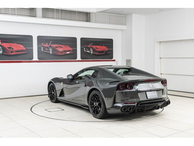 812GTS F1 DCT Grigio Scuro / Cuoio フロントサスペンションリフト、フェラーリエンブレム、ADASパッケージ、サラウンドビューカメラ、カーボンドライバーゾーン、TDFデザイン鍛造スポーツホイール(38枚目)