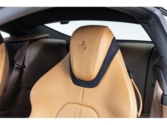 ローマ F1 DCT Grigio Ferro Met/Cuoio 20インチ鍛造ダイヤモンドフィニッシュホイール カーボンLEDステアリングカーボントンネル ベンチレーションシート バックレーダー サラウンドビューカメラ(3枚目)