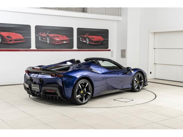 ＳＦ９０スパイダー アセットフィオラノ　Ｆ１　ＤＣＴ　Ｅ４ＷＤ　アセットフィオラーノパッケージ、アップルカープレイ２０インチ鍛造スポーツホイール、フェラーリエンブレム、カーボンパーツ（32枚目）