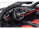 ＳＦ９０スパイダー Ｆ１　ＤＣＴ　Ｅ４ＷＤ　Ｂｉａｎｃｏ　Ｃｅｒｖｉｎｏ　認定中古車　左ハンドル　ツートンカラーボディカラー　サスペンションリフター　アップルカープレイカーボンフロントスポイラー　カーボンサイドシル　カーボンリアディフューザー　カーボンエアインテーク（4枚目）