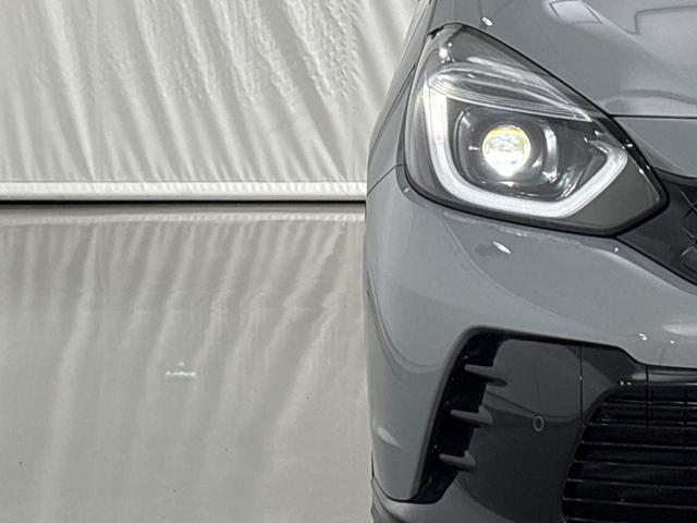 フィット ｅ：ＨＥＶＲＳ　純正メモリーナビ　フルセグＴＶ　バックカメラ　ＥＴＣ２．０　前後ドラレコ　ＬＥＤヘッドライト　ＨｏｎｄａＣＯＮＮＥＣＴ　ホンダセンシング　スマートキー　アルミホイール　横滑り防止装置　エアバッグ　禁煙（2枚目）