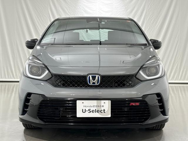 フィット ｅ：ＨＥＶＲＳ　純正メモリーナビ　フルセグＴＶ　バックカメラ　ＥＴＣ２．０　前後ドラレコ　ＬＥＤヘッドライト　ＨｏｎｄａＣＯＮＮＥＣＴ　ホンダセンシング　スマートキー　アルミホイール　横滑り防止装置　エアバッグ　禁煙（3枚目）