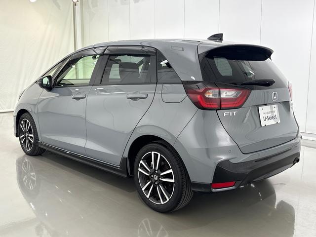 フィット ｅ：ＨＥＶＲＳ　純正メモリーナビ　フルセグＴＶ　バックカメラ　ＥＴＣ２．０　前後ドラレコ　ＬＥＤヘッドライト　ＨｏｎｄａＣＯＮＮＥＣＴ　ホンダセンシング　スマートキー　アルミホイール　横滑り防止装置　エアバッグ　禁煙（7枚目）