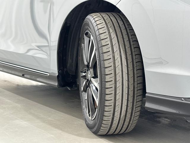 フィット ｅ：ＨＥＶＲＳ　純正メモリーナビ　フルセグＴＶ　バックカメラ　ＥＴＣ２．０　前後ドラレコ　ＬＥＤヘッドライト　ＨｏｎｄａＣＯＮＮＥＣＴ　ホンダセンシング　スマートキー　アルミホイール　横滑り防止装置　エアバッグ　禁煙（8枚目）