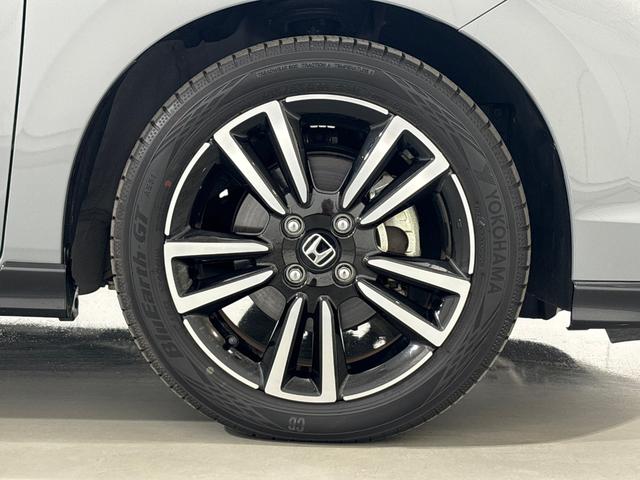 フィット ｅ：ＨＥＶＲＳ　純正メモリーナビ　フルセグＴＶ　バックカメラ　ＥＴＣ２．０　前後ドラレコ　ＬＥＤヘッドライト　ＨｏｎｄａＣＯＮＮＥＣＴ　ホンダセンシング　スマートキー　アルミホイール　横滑り防止装置　エアバッグ　禁煙（9枚目）