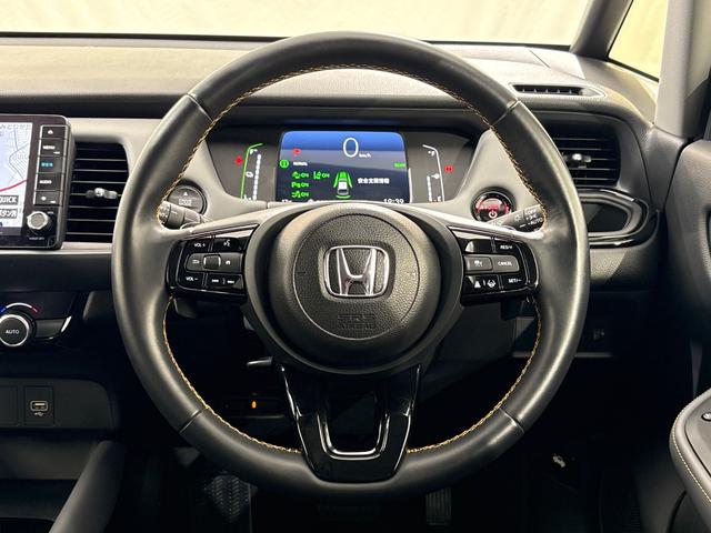 フィット ｅ：ＨＥＶＲＳ　純正メモリーナビ　フルセグＴＶ　バックカメラ　ＥＴＣ２．０　前後ドラレコ　ＬＥＤヘッドライト　ＨｏｎｄａＣＯＮＮＥＣＴ　ホンダセンシング　スマートキー　アルミホイール　横滑り防止装置　エアバッグ　禁煙（11枚目）