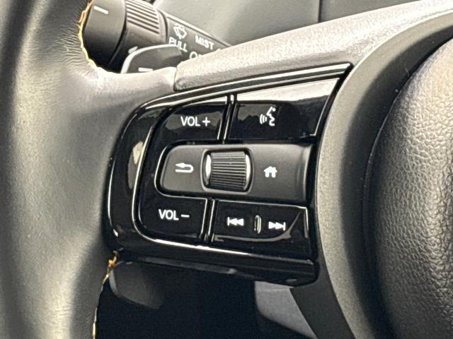 フィット ｅ：ＨＥＶＲＳ　純正メモリーナビ　フルセグＴＶ　バックカメラ　ＥＴＣ２．０　前後ドラレコ　ＬＥＤヘッドライト　ＨｏｎｄａＣＯＮＮＥＣＴ　ホンダセンシング　スマートキー　アルミホイール　横滑り防止装置　エアバッグ　禁煙（12枚目）