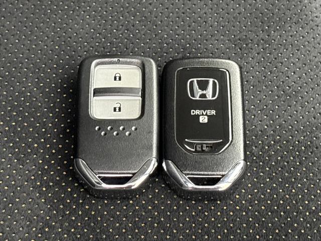 フィット ｅ：ＨＥＶＲＳ　純正メモリーナビ　フルセグＴＶ　バックカメラ　ＥＴＣ２．０　前後ドラレコ　ＬＥＤヘッドライト　ＨｏｎｄａＣＯＮＮＥＣＴ　ホンダセンシング　スマートキー　アルミホイール　横滑り防止装置　エアバッグ　禁煙（21枚目）