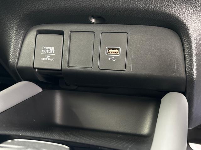 フィット ｅ：ＨＥＶＲＳ　純正メモリーナビ　フルセグＴＶ　バックカメラ　ＥＴＣ２．０　前後ドラレコ　ＬＥＤヘッドライト　ＨｏｎｄａＣＯＮＮＥＣＴ　ホンダセンシング　スマートキー　アルミホイール　横滑り防止装置　エアバッグ　禁煙（25枚目）