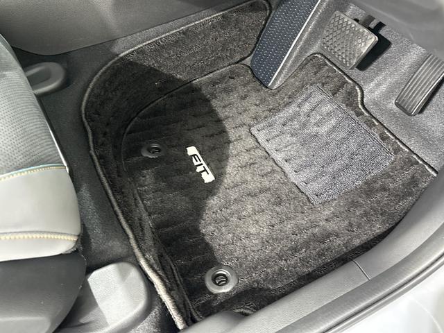 フィット ｅ：ＨＥＶＲＳ　純正メモリーナビ　フルセグＴＶ　バックカメラ　ＥＴＣ２．０　前後ドラレコ　ＬＥＤヘッドライト　ＨｏｎｄａＣＯＮＮＥＣＴ　ホンダセンシング　スマートキー　アルミホイール　横滑り防止装置　エアバッグ　禁煙（30枚目）