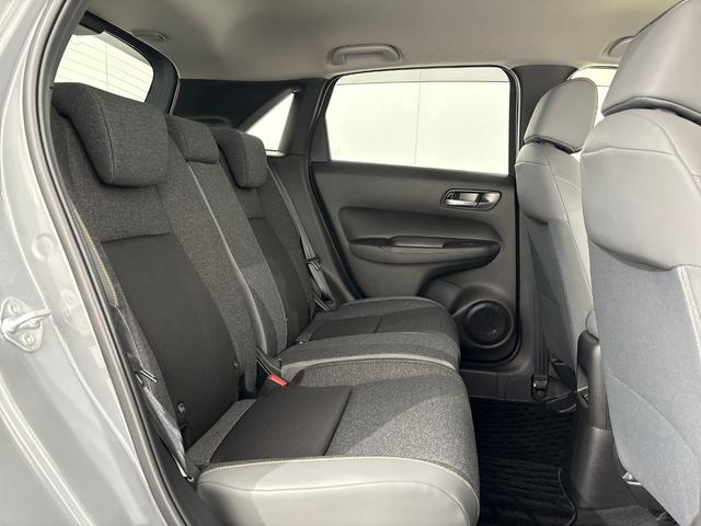 フィット ｅ：ＨＥＶＲＳ　純正メモリーナビ　フルセグＴＶ　バックカメラ　ＥＴＣ２．０　前後ドラレコ　ＬＥＤヘッドライト　ＨｏｎｄａＣＯＮＮＥＣＴ　ホンダセンシング　スマートキー　アルミホイール　横滑り防止装置　エアバッグ　禁煙（33枚目）