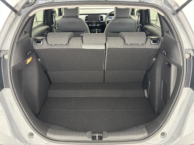 フィット ｅ：ＨＥＶＲＳ　純正メモリーナビ　フルセグＴＶ　バックカメラ　ＥＴＣ２．０　前後ドラレコ　ＬＥＤヘッドライト　ＨｏｎｄａＣＯＮＮＥＣＴ　ホンダセンシング　スマートキー　アルミホイール　横滑り防止装置　エアバッグ　禁煙（37枚目）