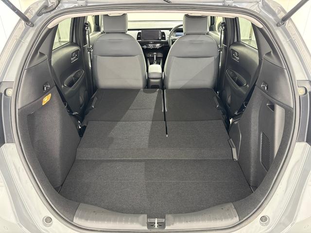 フィット ｅ：ＨＥＶＲＳ　純正メモリーナビ　フルセグＴＶ　バックカメラ　ＥＴＣ２．０　前後ドラレコ　ＬＥＤヘッドライト　ＨｏｎｄａＣＯＮＮＥＣＴ　ホンダセンシング　スマートキー　アルミホイール　横滑り防止装置　エアバッグ　禁煙（39枚目）