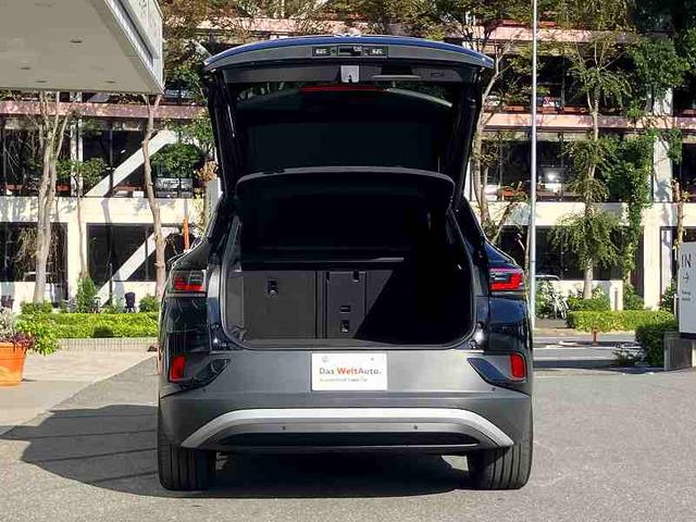 ＩＤ．４ プロ　ＤＥＭＯ　ＣＡＲ　ＥＴＣ　本革シート　アラウンドビューカメラ　ドライバー疲労検知システム　レーンチェンジアシストシステム　シートヒーター　ＬＥＤマトリックスヘッドライト　アルミホイール（２０インチ）（7枚目）