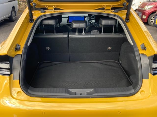 プリウス Z ワンオーナー・12.3インチディスプレイオーディオ・地デジ・BTオーディオ・マルチビューM・パノラマルーフ・純正デジタルインナーミラー・ビルトインETC・パワーシート・パワーバックドア・19インチAW(18枚目)