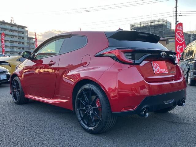 ＧＲヤリス ＲＺ　ハイパフォーマンス　ファースト　エディション　走行８５００キロ台　モリゾーサイン入りフロントガラス　マーブル柄カーボンルーフ　クスコＦタワーバー　ＨＫＳ左右出しマフラー　セーフティセンス　ＬＥＤヘッド　純正ナビ　バックカメラ　前後ドラレコ　ＥＴＣ（2枚目）