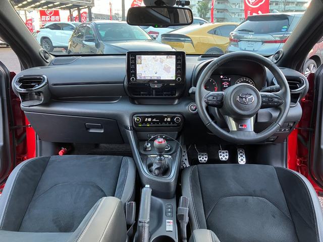 ＧＲヤリス ＲＺ　ハイパフォーマンス　ファースト　エディション　走行８５００キロ台　モリゾーサイン入りフロントガラス　マーブル柄カーボンルーフ　クスコＦタワーバー　ＨＫＳ左右出しマフラー　セーフティセンス　ＬＥＤヘッド　純正ナビ　バックカメラ　前後ドラレコ　ＥＴＣ（3枚目）